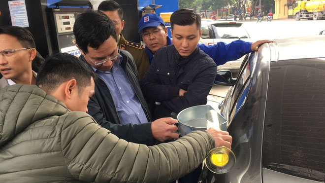 Nóng 24h qua: Sốc với kết quả thực nghiệm "xe 70 lít đổ được gần 80 lít xăng" Nóng 24h qua: Sốc với kết quả thực nghiệm "xe 70 lít đổ được gần 80 lít xăng"