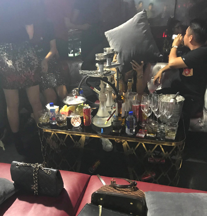 Tại nhiều bàn VIP, cảnh sát phát hiện nhiều bình shisha hút dở, khói vẫn còn tỏa ra