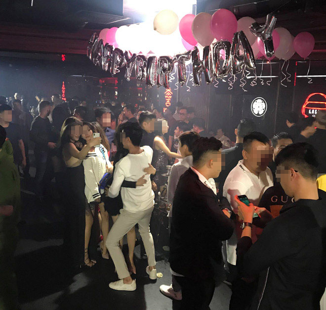Khói shisha, khói thuốc lá cộng với mùi rượu mạnh đặc quánh trong quán bar