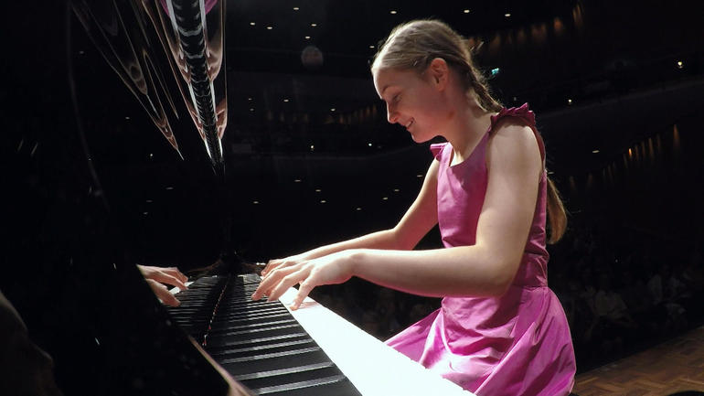 Thần đồng âm nhạc 10 tuổi được mệnh danh là "truyền nhân" của Mozart - 1