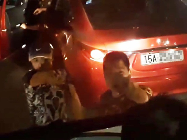 Vụ cầm gậy "nói chuyện" sau va chạm xe: 3 người bị xử lý Vụ cầm gậy "nói chuyện" sau va chạm xe: 3 người bị xử lý