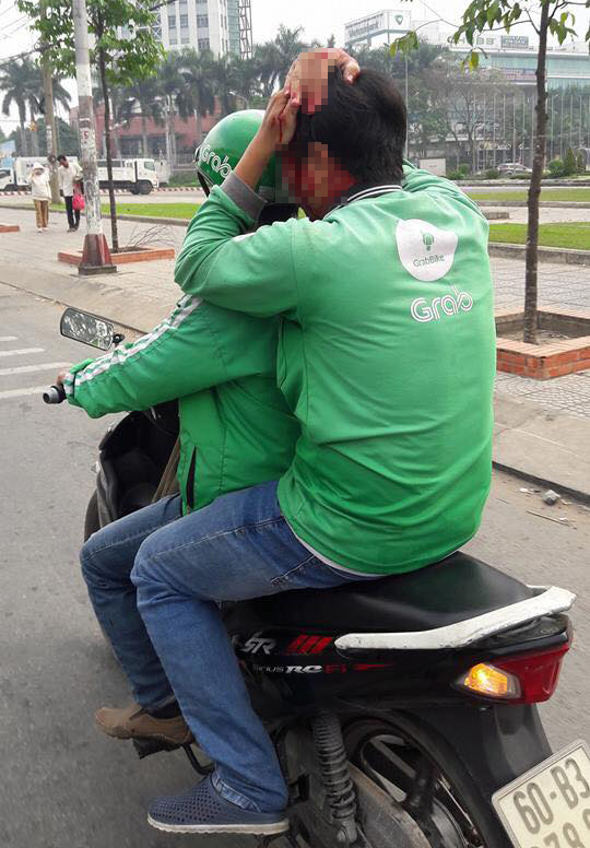 Tài xế Grabbike toác đầu sau ẩu đả với tài xế xe ôm truyền thống Tài xế Grabbike toác đầu sau ẩu đả với tài xế xe ôm truyền thống