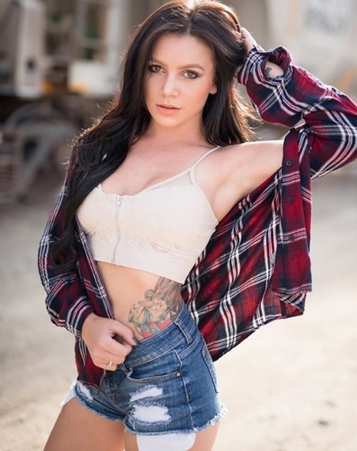 Quán cà phê ăn nên làm ra nhờ phục vụ mặc bikini, xinh như hoa hậu - 11