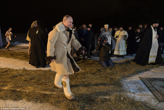 Ông Putin cởi trần, ngâm mình trong hồ nước băng giá - 1