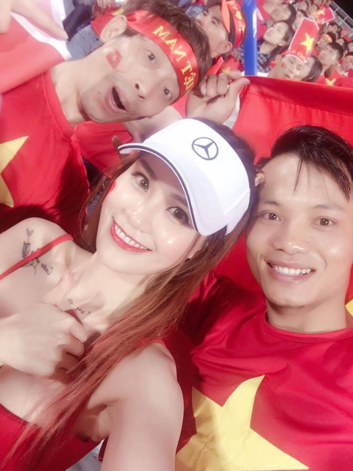 1001 cách mặc sexy của chị em khi cổ vũ tuyển bóng đá Việt Nam - 6