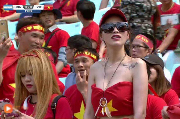 1001 cách mặc sexy của chị em khi cổ vũ tuyển bóng đá Việt Nam - 2