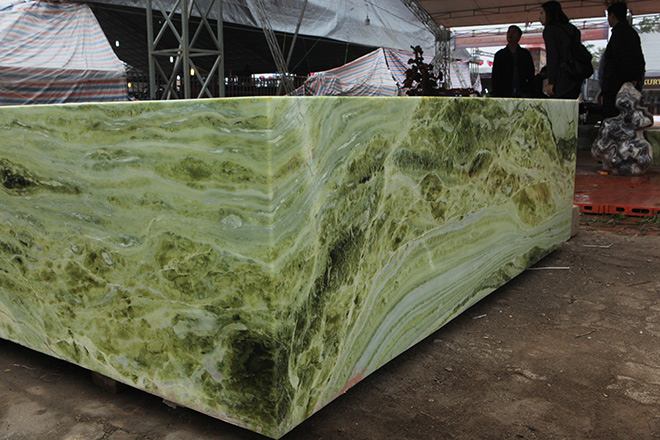 Tấm phản đá xanh ngọc nguyên khối nặng 14 tấn xuất hiện ở Hà Nội - 3