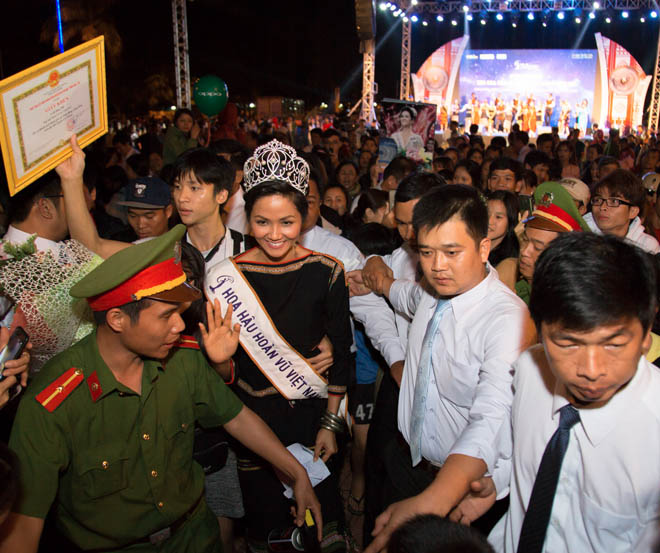 H&#39;Hen Niê &#34;cưỡi&#34; công nông về buôn, đi chân đất nhảy múa - 6