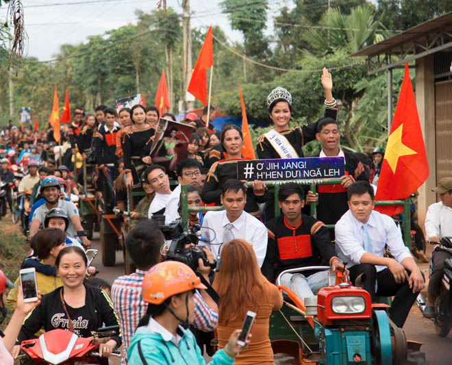 H&#39;Hen Niê &#34;cưỡi&#34; công nông về buôn, đi chân đất nhảy múa - 15