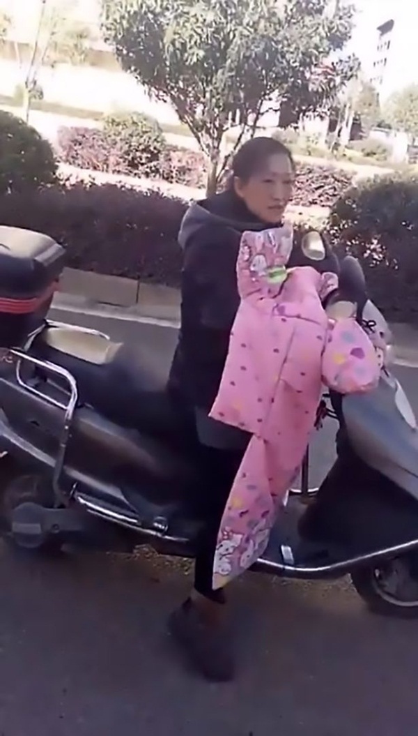 Phẫn nộ bà mẹ trẻ trói tay con kéo lê bằng xe máy khắp phố - 2