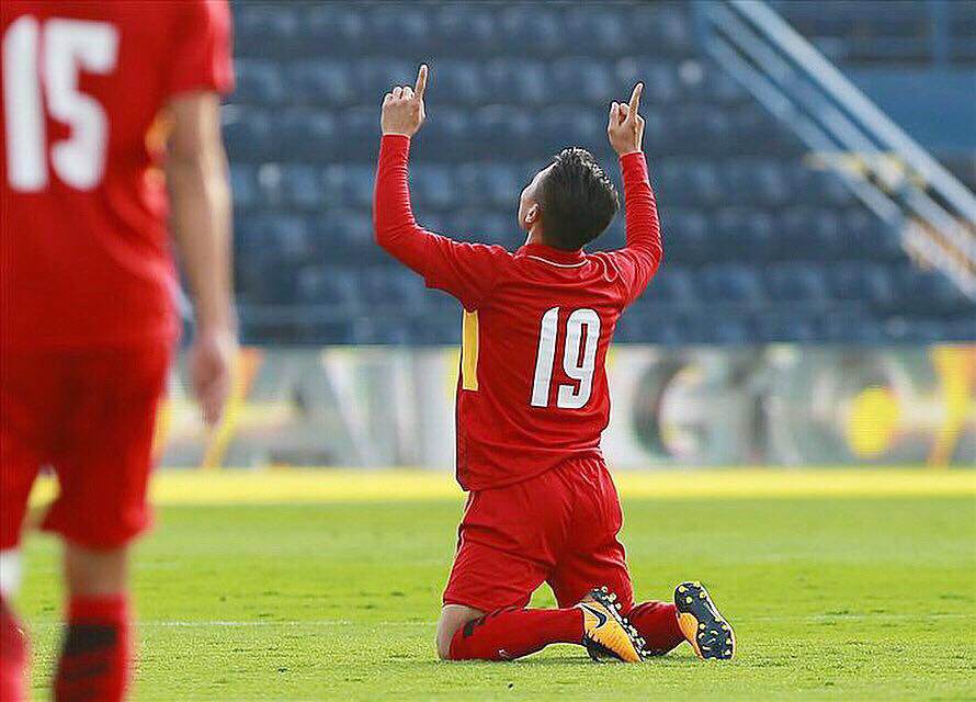 Người hùng U23 Việt Nam Nguyễn Quang Hải hiếm hoi diện vest quá bảnh - 3