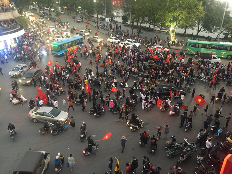 U23 Việt Nam vào chung kết, người hâm mộ đổ xô ra đường ăn mừng chiến thắng - 3