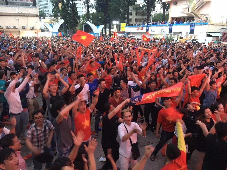 U23 Việt Nam vào chung kết, người hâm mộ đổ xô ra đường ăn mừng chiến thắng - 7