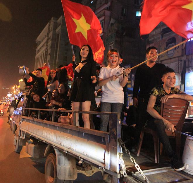 Váy siêu ngắn của fan nữ U23 Việt Nam hot nhất đường phố Váy siêu ngắn của fan nữ U23 Việt Nam hot nhất đường phố
