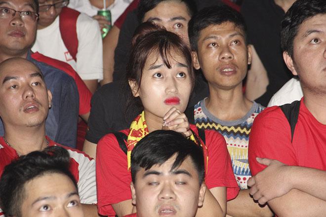 U23 Việt Nam thăng hoa, vào chung kết châu Á: Fan hôn nhau ăn mừng - 2
