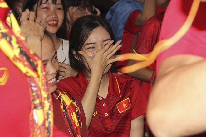 U23 Việt Nam thăng hoa, vào chung kết châu Á: Fan hôn nhau ăn mừng - 4
