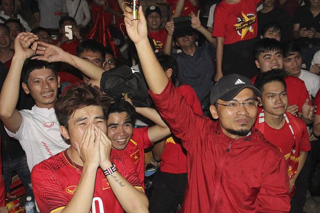 U23 Việt Nam thăng hoa, vào chung kết châu Á: Fan hôn nhau ăn mừng - 7