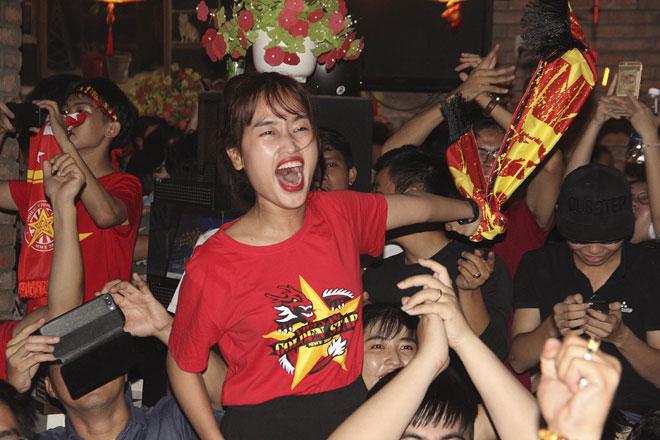 U23 Việt Nam thăng hoa, vào chung kết châu Á: Fan hôn nhau ăn mừng - 8