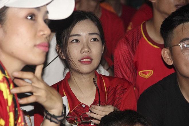 U23 Việt Nam thăng hoa, vào chung kết châu Á: Fan hôn nhau ăn mừng - 10