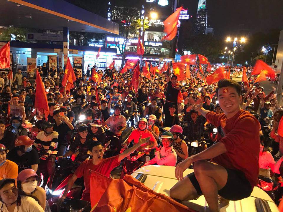 Đàm Vĩnh Hưng, Lệ Quyên hủy show để cổ vũ U23 Việt Nam đá chung kết Đàm Vĩnh Hưng, Lệ Quyên hủy show để cổ vũ U23 Việt Nam đá chung kết