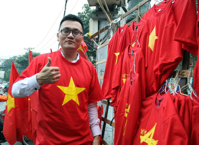Người Sài Gòn ùn ùn đi mua cờ, băng rôn cổ vũ U23 Việt Nam “lấy vàng” Người Sài Gòn ùn ùn đi mua cờ, băng rôn cổ vũ U23 Việt Nam “lấy vàng”