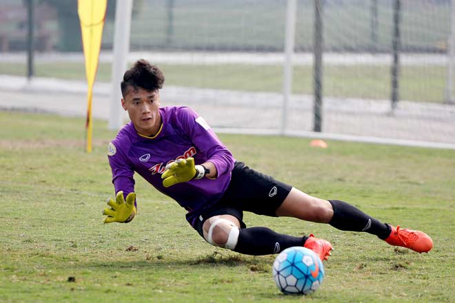 “Thánh cản penalty” Bùi Tiến Dũng: Từ phụ hồ đến học hỏi Petr Cech “Thánh cản penalty” Bùi Tiến Dũng: Từ phụ hồ đến học hỏi Petr Cech