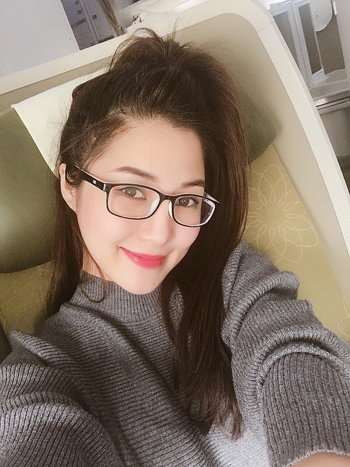 Hương Tràm đi lại phải có người dìu, gần như mất thị giác Hương Tràm đi lại phải có người dìu, gần như mất thị giác