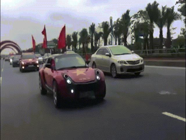 Ảnh-clip: CĐV cùng dàn xe ”khủng” ra Nội Bài đón U23 Việt Nam