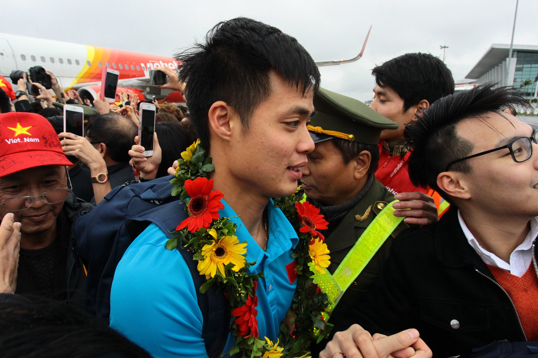 Khoảnh khắc những người hùng U23 Việt Nam xuất hiện tại Nội Bài - 9