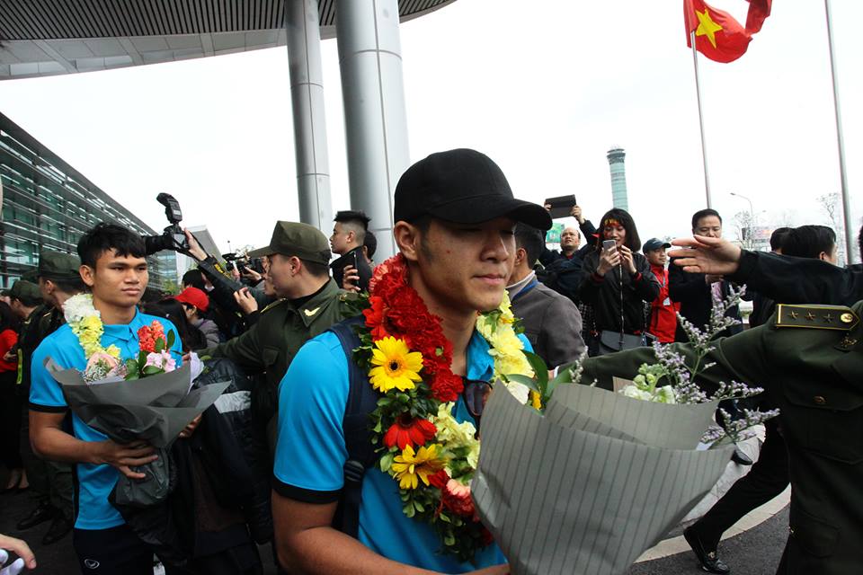 Khoảnh khắc những &#34;người hùng&#34; U23 Việt Nam xuất hiện tại Nội Bài - 13