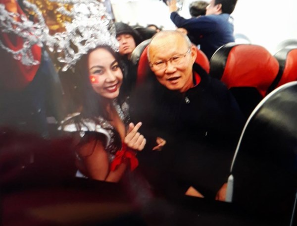 Chân dài mặc "kiệm vải" đi cùng chuyên cơ đón U23 Việt Nam là ai? - 2