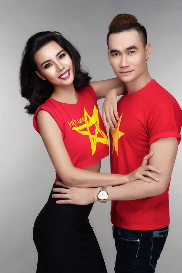 Chân dài mặc "kiệm vải" đi cùng chuyên cơ đón U23 Việt Nam là ai? - 3