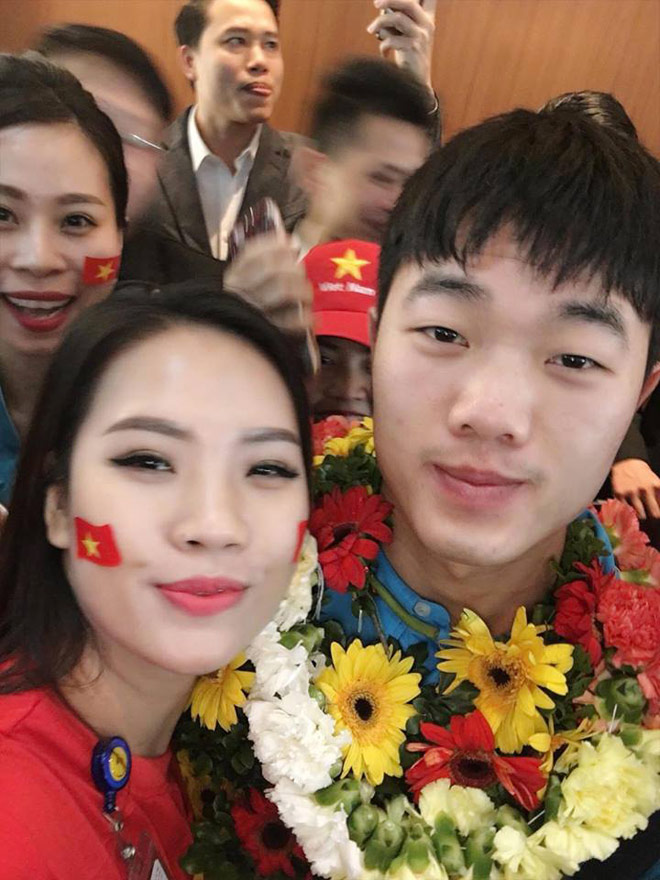 Ghen tị với cô gái được “selfie” thân mật cùng Tiến Dũng, Xuân Trường - 2