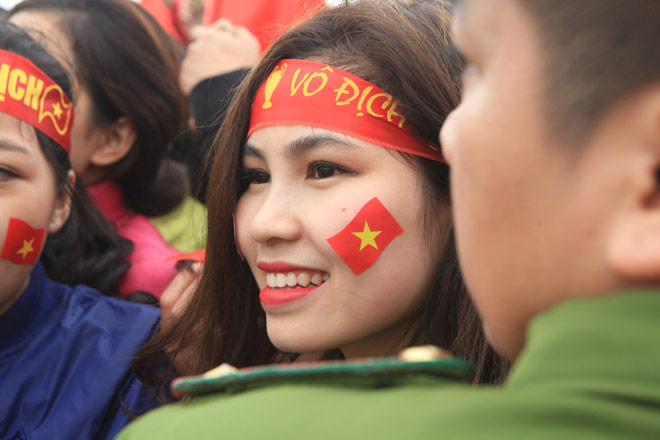 Ghen tị với cô gái được “selfie” thân mật cùng Tiến Dũng, Xuân Trường - 6