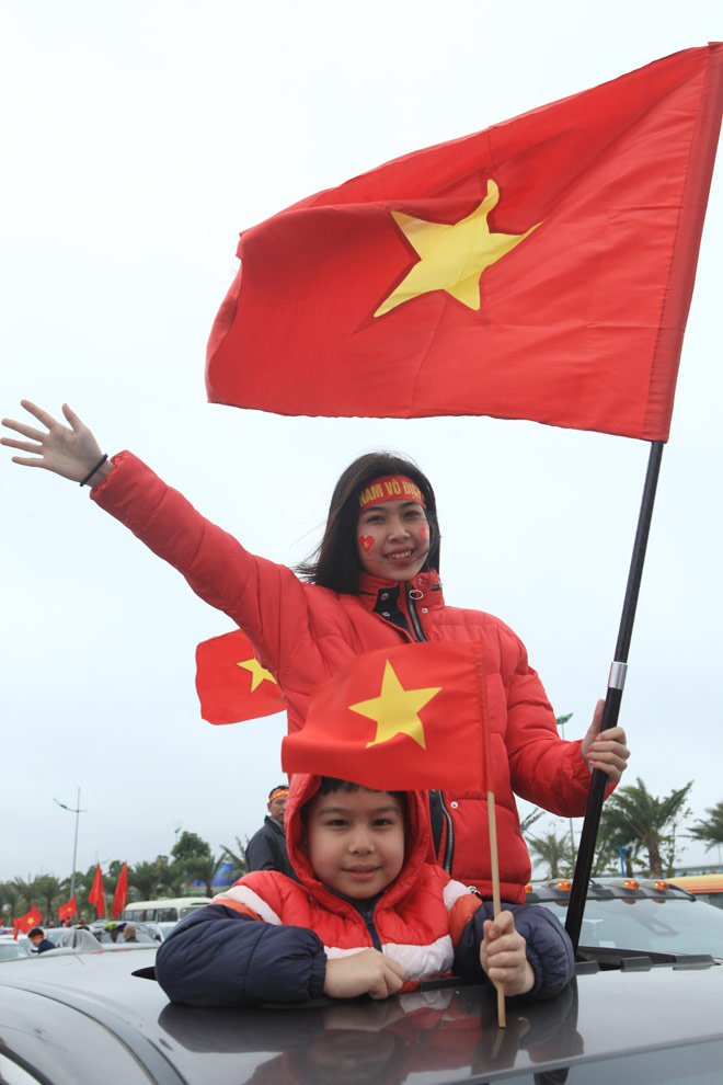 Ghen tị với cô gái được “selfie” thân mật cùng Tiến Dũng, Xuân Trường - 10