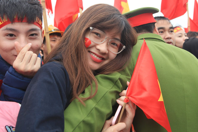 Ghen tị với cô gái được “selfie” thân mật cùng Tiến Dũng, Xuân Trường - 11