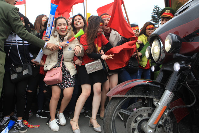 Ghen tị với cô gái được “selfie” thân mật cùng Tiến Dũng, Xuân Trường - 8