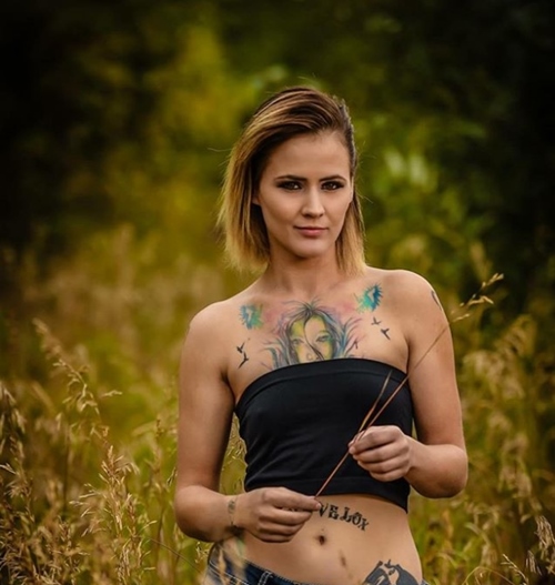 Phát sốt vì nữ nhân viên hỏa xa xinh đẹp thích chụp nude - 4