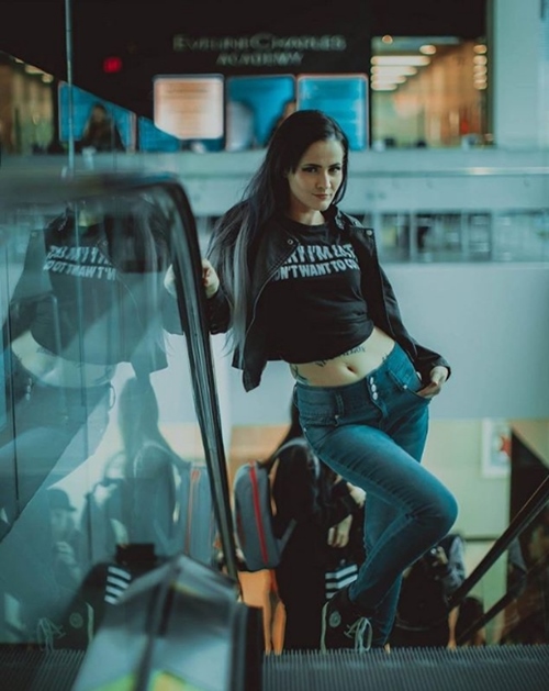 Phát sốt vì nữ nhân viên hỏa xa xinh đẹp thích chụp nude - 3