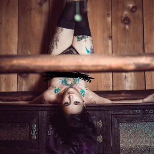 Phát sốt vì nữ nhân viên hỏa xa xinh đẹp thích chụp nude - 10