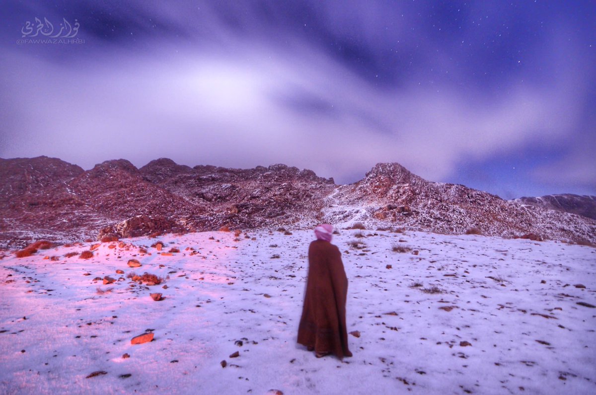 Tuyết bỗng rơi trắng xóa ở sa mạc Ả Rập Saudi - 3