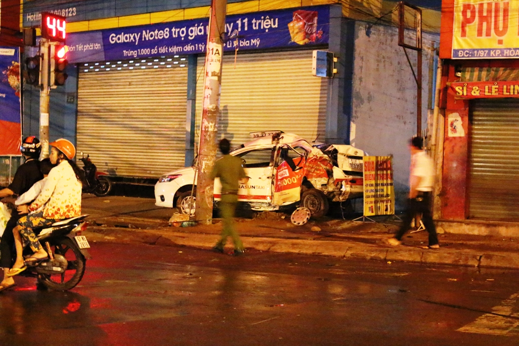 Đậu taxi trên vỉa hè ngủ, tài xế vẫn bị tông chết Đậu taxi trên vỉa hè ngủ, tài xế vẫn bị tông chết