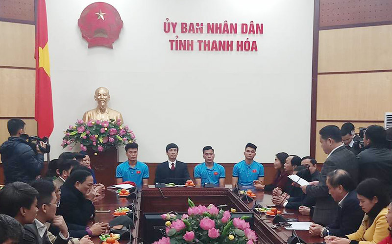 Hàng nghìn CĐV xứ Thanh quây quanh Bùi Tiến Dũng và 2 đồng đội Hàng nghìn CĐV xứ Thanh quây quanh Bùi Tiến Dũng và 2 đồng đội