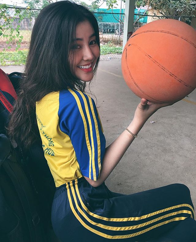 Cô gái Việt nổi bật trên báo Trung Quốc nhờ đi cổ vũ U23 - 6