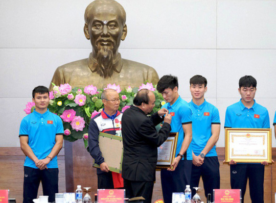 Vinh danh 3 tuyển thủ U23 Việt Nam, Bùi Tiến Dũng được thưởng 200 triệu đồng - 2