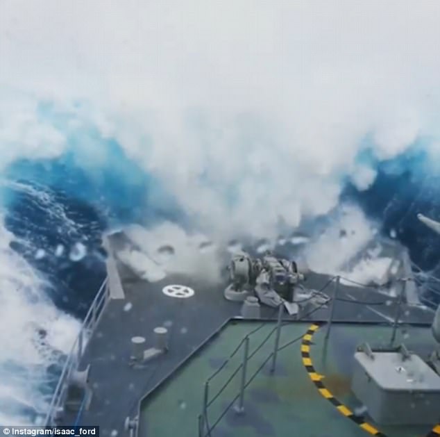 Tàu chiến New Zealand bị sóng biển như nhà 3 tầng nuốt gọn - 1