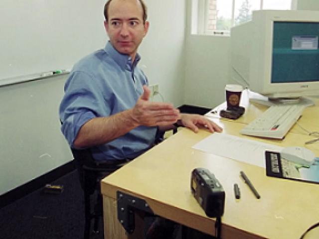 Bàn làm việc khiến nhiều người ”ngỡ ngàng” của tỷ phú giàu nhất mọi thời đại