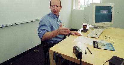 Bàn làm việc khiến nhiều người "ngỡ ngàng" của tỷ phú giàu nhất mọi thời đại - 1