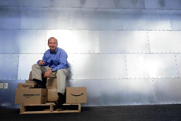 Bàn làm việc khiến nhiều người "ngỡ ngàng" của tỷ phú giàu nhất mọi thời đại - 2