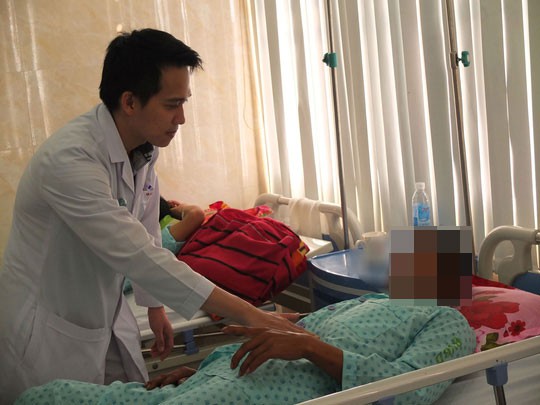 Nóng 24h qua: 3 người đàn ông bị máy sục khí ở ao tôm cuốn “của quý” Nóng 24h qua: 3 người đàn ông bị máy sục khí ở ao tôm cuốn “của quý”